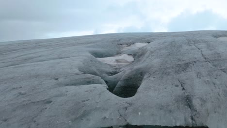 Luftdrohnenflug-über-Massive-Eishöhle-An-Bewölkten-Tagen-In-Island