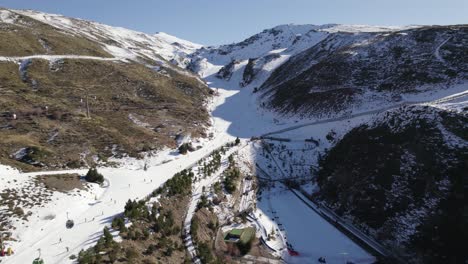 Drohne-Fliegt-über-Skihänge-Und-Seilbahn,-Sierra-Nevada-In-Spanien