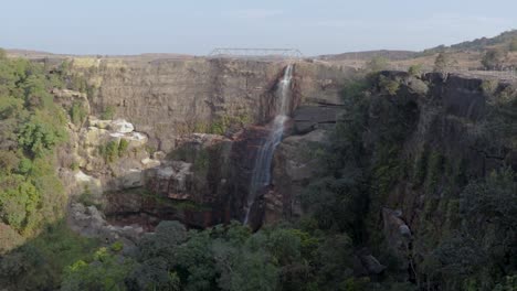 Wasserfall,-Der-Morgens-Vom-Berg-Mit-Flachem-Himmel-Fällt-Video-Wird-Bei-Dainthlen-Falls-Cherrapunji-Meghalaya-Indien-Aufgenommen