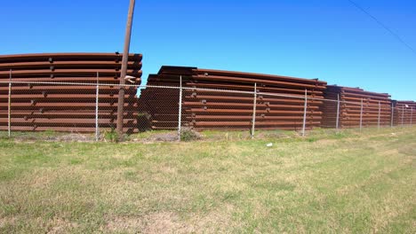 Pan-De-Paneles-Metálicos-Almacenados-Para-La-Construcción-Del-Muro-Fronterizo-Entre-Texas,-EE.UU.-Y-México