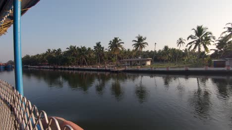 Pov-bootsfahrt-In-Den-Backwaters-Von-Kerala,-Vorbei-An-Fischerbooten-Auf-Einer-Tropischen-Flussuferlandschaft