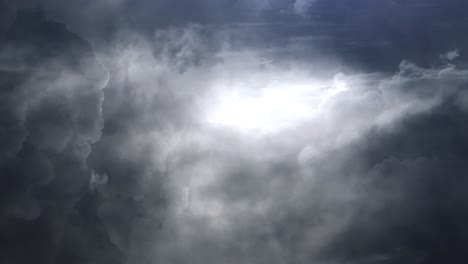 Gewitter,-Das-Durch-Die-Dunklen-Wolken-Fliegt