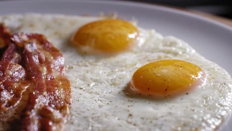 Huevos-Cocidos-Y-Tocino-En-Un-Plato-Listo-Para-Comer