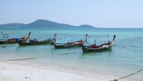 Barco-De-Pesca-Frente-A-La-Costa-De-Phuket-Ocean-Tailandia