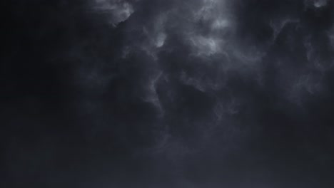 Nubes-De-Tormenta-En-La-Noche-Con-Relámpagos