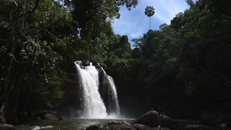 Majestätischer-Heo-Suwat-Wasserfall-An-Einem-Schönen-Tag-Und-In-Einer-Landschaft,-Khao-Yai-Nationalpark,-Thailand