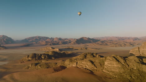 Globo-Aerostático-En-Vuelo-Sobre-El-Desierto-De-Wadi-Rum-En-Jordania
