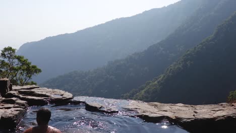 Hombre-Nadando-En-Una-Piscina-Natural-En-El-Acantilado-De-La-Montaña-Desde-Los-ángulos-Superiores-Video-Tomado-En-Nongnah-Meghalaya-India