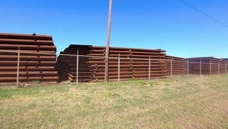 Pov-Vorbeifahren-An-Großen-Stapeln-Von-Metallplatten-Für-Den-Bau-Der-Grenzmauer-Zwischen-Texas-Und-Mexiko