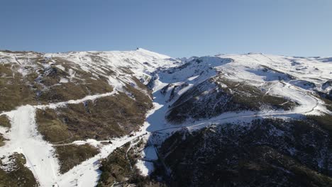 Weiße-Schneebedeckte-Hänge-Hinunter-Skigebiet-Sierra-Nevada-In-Spanien