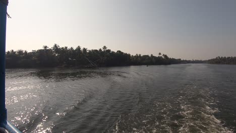 Kreuzfahrt-Entlang-Der-Ländlichen-Backwaters-Von-Kerala,-Ruhigen-Kanälen-Und-Lagunen,-Alappuzha,-Indien