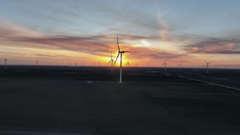 Windpark-Und-Sonnenuntergang-Im-Hintergrund
