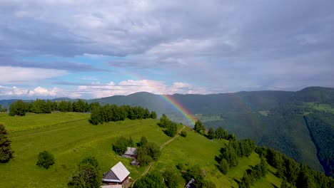 Doppelter-Regenbogen-Erschien-Nach-Dem-Sturm-In-Den-Bergen