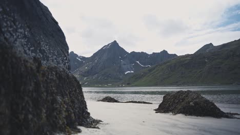 Majestuoso-Lago-Rodeado-De-Altas-Montañas-En-La-Región-De-Lofoten,-Noruega