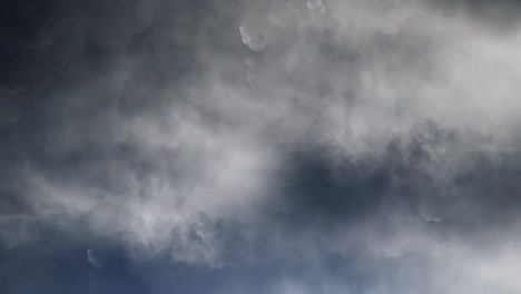 4k-Dunkle-Gewitterwolken-Am-Himmel