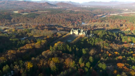 Drone-aerial-footage-of-the-Biltmore-Estates-in-Asheville,-NC-in-fall