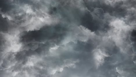 Dunkelgraue-Wolken-Starker-Tropischer-Regen-Und-Gewitter