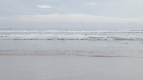 Der-Strand-Mit-Weißem-Sand-Und-Ruhigen-Wellen-Vom-Ruhigen-Meer-Im-Sommersonnenschein-Tagsüber