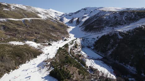 Skifahrer-Auf-Piste-Und-Seilbahn,-Sierra-Nevada-In-Spanien