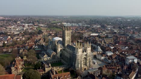 Kathedrale-Von-Canterbury-Im-Sonnenlicht-Am-Späten-Nachmittag-4k-Drohnenaufnahme
