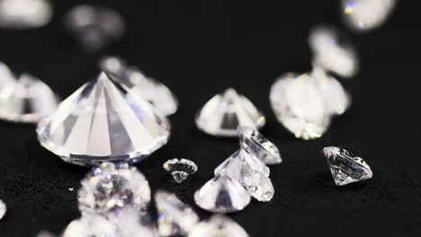 Zeitlupen-Nahaufnahme-Von-Echten-Glänzenden-Diamanten-Im-Brillantschliff,-Die-Den-Schwarzen-Sortiertisch-In-Einem-Juweliergeschäft-Zur-Weiteren-Auswahl-Und-Zum-Verkauf-Werfen