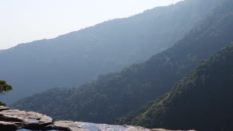 Natürliches-Schwimmbad-Mit-Dichten-Wäldern-An-Einer-Bergklippe-Aus-Einem-Video-Aus-Den-Oberen-Winkeln,-Das-In-Nongnah-Meghalaya,-Indien,-Aufgenommen-Wurde