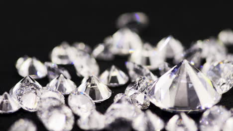 Zeitlupenaufnahme-Echt-Glänzender-Mittelgroßer-Diamanten-Im-Brillantschliff,-Die-In-Einem-Juweliergeschäft-Den-Sortiertisch-Herunterfallen