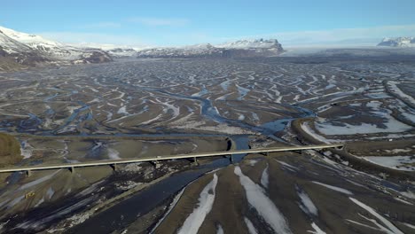 Brücke-über-Den-Fluss-Nupsvotn,-Geflochtener-Gletscherkanal-In-Island