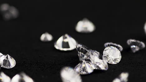 Zeitlupenaufnahme-Von-Echten-Glänzenden-Diamanten-Im-Brillantschliff,-Die-Den-Schwarzen-Sortiertisch-In-Einem-Juweliergeschäft-Herunterfallen