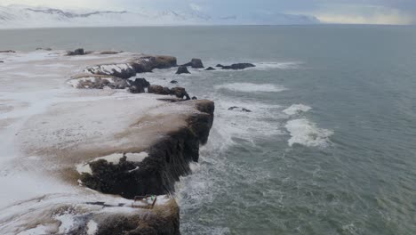Wellen,-Die-Auf-Arnarstapi-klippen-Und-Küstenlinie-In-Island-Zusammenbrechen