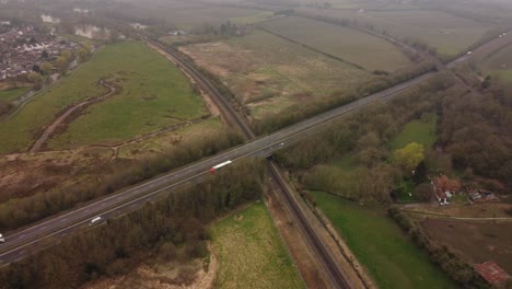 Drohnenaufnahmen-Der-Zweispurigen-A2-In-Canterbury,-Die-Die-Hambrook-Sümpfe-Und-Eine-Bahnstrecke-überquert