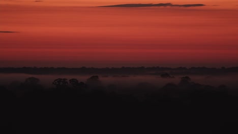 Der-Leuchtend-Orangefarbene-Sonnenuntergang-Beendet-Den-Tag-Im-Tambopata-Nationalreservat