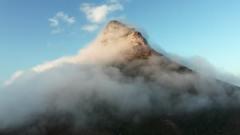 Dosel-De-Nubes-Blancas-Pico-De-Cabeza-De-León-En-Ciudad-Del-Cabo,-Sudáfrica