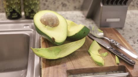 Fresh-avocado-halves-with-seed-on-kitchen-counter