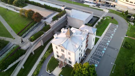 Robinson-House-at-Virginia-Museum-of-Fine-Arts---Richmond,-Virginia-|-Aerial-Circling-View-|-Summer-2021