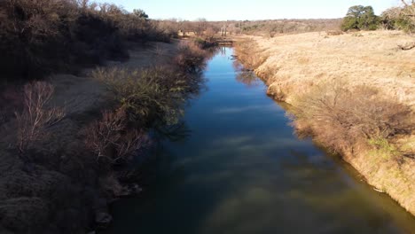 Luftvideo-Des-Colorado-River-Zwischen-Brownwood-Und-Richland-Springs-In-Texas