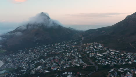 Nubes-Bajas-Alrededor-De-La-Cabeza-De-Los-Leones,-Ciudad-Del-Cabo,-Sudáfrica---Toma-Aérea-De-Drones