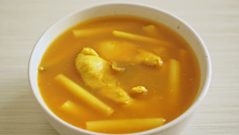 Saure-Suppe-Mit-Lotusstiel-Und-Fisch---Traditionelle-Südthailändische-Küche