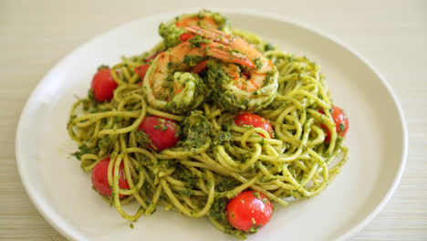 Spaghetti-Mit-Garnelen-Oder-Garnelen-In-Hausgemachter-Pesto-Sauce---Gesunder-Food-Stil