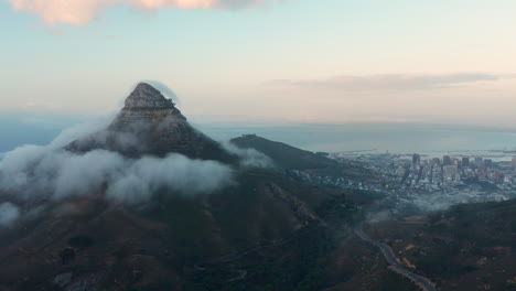 Ruhiger-Blick-Auf-Den-Lion&#39;s-Head-Peak,-Umgeben-Von-Weißen-Wolken-In-Kapstadt,-Südafrika