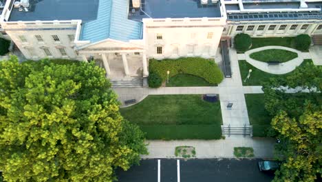 Pauley-Center-at-Virginia-Museum-of-Fine-Arts---Richmond,-Virginia-|-Aerial-View-Panning-Across-|-Summer-2021