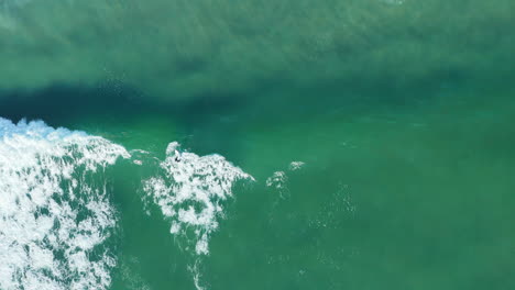 Surfer-über-Flutwellen-Des-Blouberg-Sea-In-Kapstadt,-Südafrika