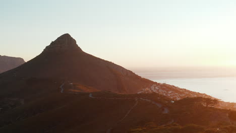 Malerischer-Sonnenuntergang-Am-Löwenkopf,-Kapstadt,-Südafrika---Luftdrohnenaufnahme