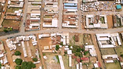Neigender-Drohnenflug-Des-Geschäftigen-Lokalen-Marktes-Im-Stammesdorf-Kapenguria,-Traditionelle-Ländliche-Gemeinschaft-In-Kenia-Afrika