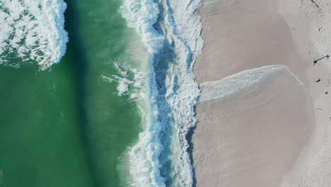 Vertical-Shot-Of-Rough-Waves-At-Blouberg-Beach-On-Summer-In-Cape-Town,-South-Africa
