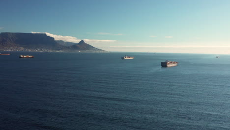 Frachterschiff,-Das-Tagsüber-Große-Güter-In-Der-Ruhigen-See-In-Kapstadt,-Südafrika,-Transportiert