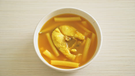 Saure-Suppe-Mit-Lotusstiel-Und-Fisch---Traditionelle-Südthailändische-Küche