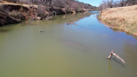 Luftvideo-Des-Colorado-River-Zwischen-Brownwood-Und-Richland-Springs-In-Texas