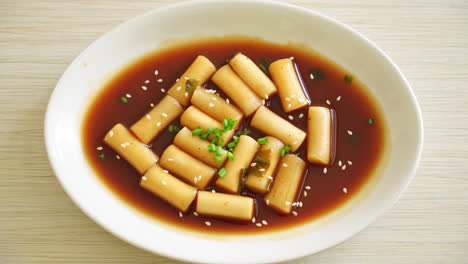 Würziger-Jjajang-Tteokbokki-Oder-Koreanischer-Reiskuchen-In-Würziger-Schwarzer-Bohnensauce---Koreanischer-Essensstil