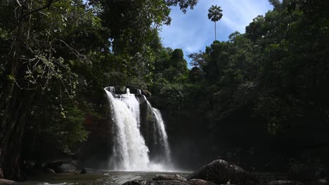 Ein-Zoom-Aus-Dem-Heo-Suwat-Wasserfall,-Khao-Yai-Nationalpark,-Thailand